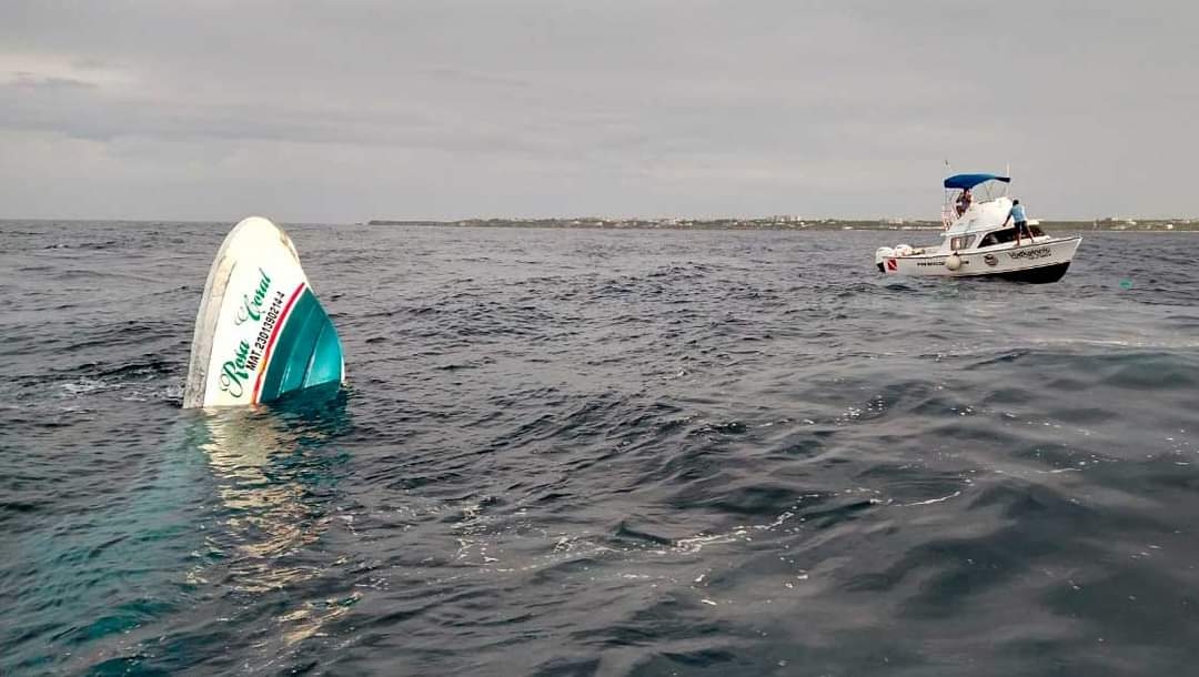 La embarcación se hundió a dos kilómetros de la costa de Isla Mujeres con sus ocupantes abordo