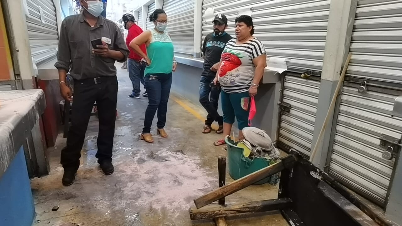 Bomberos llegaron al sitio donde, con autorización de elementos policiacos, rompieron los candados de protección para acceder a su interior Bomberos llegaron al sitio donde, con autorización de elementos policiacos, rompieron los candados de protección para acceder a su interior