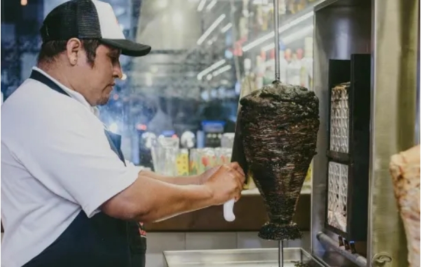 El pastor negro nacido en Yucatán tiene un sabor más condimentado y delicioso que su versión tradicional El pastor negro nacido en Yucatán tiene un sabor más condimentado y delicioso que su versión tradicional