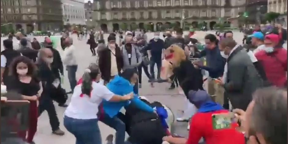 Se registra riña en el Zócalo de CdMx ante protestas a favor de Cuba Se registra riña en el Zócalo de CdMx ante protestas a favor de Cuba