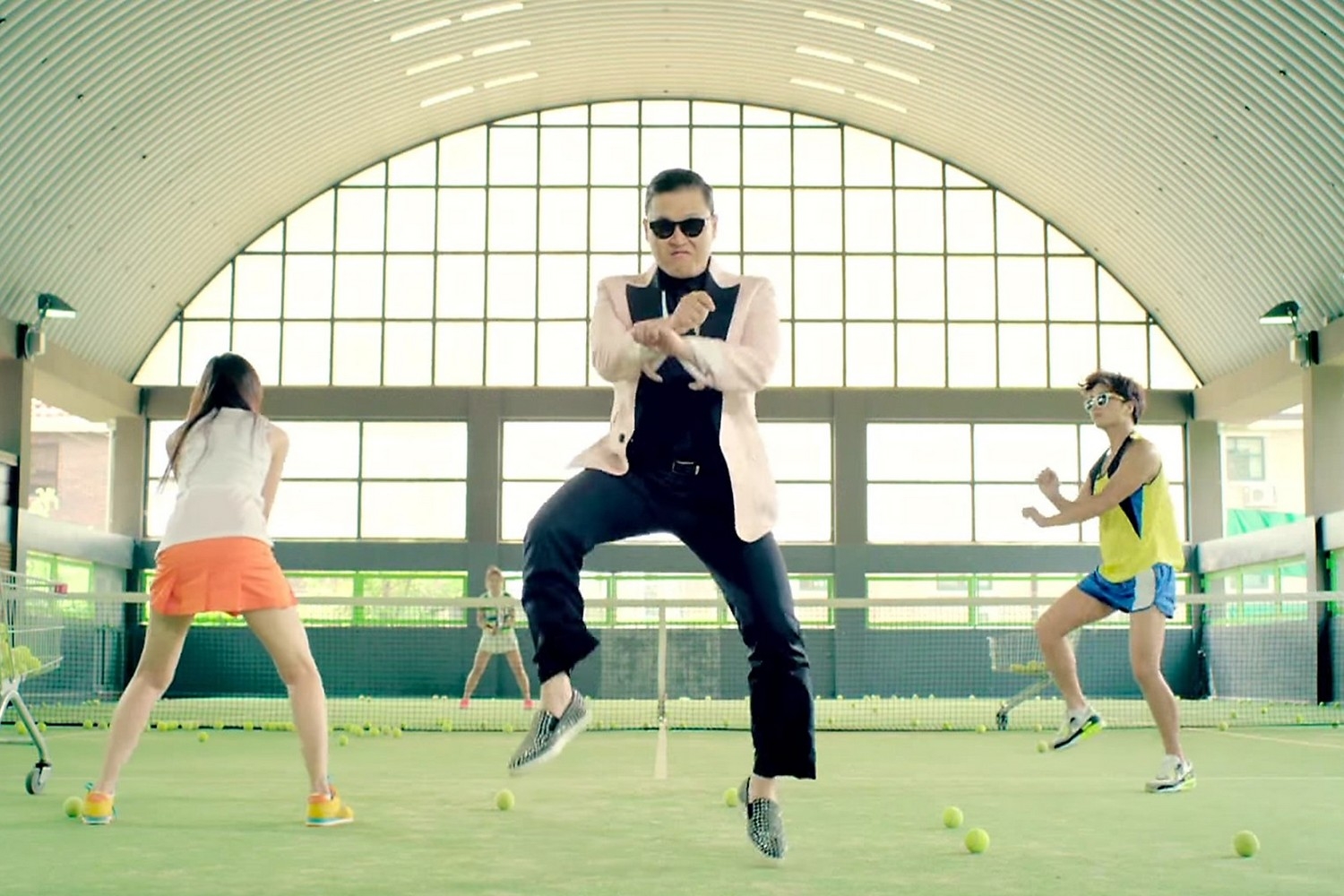 La canción interpretada por el surcoreano Psy se lanzó el 15 de julio de 2012 y fue, por mucho tiempo, la canción récord en YouTube La canción interpretada por el surcoreano Psy se lanzó el 15 de julio de 2012 y fue, por mucho tiempo, la canción récord en YouTube