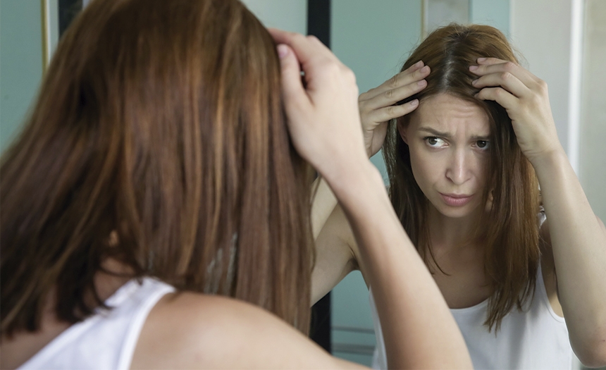 La canicie es la pérdida de pigmentación del cabello, que se vuelve gris o blanco