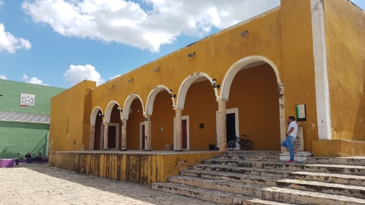 El edificio colonial presenta grandes grietas que representan un peligro potencial para los habitantes El edificio colonial presenta grandes grietas que representan un peligro potencial para los habitantes