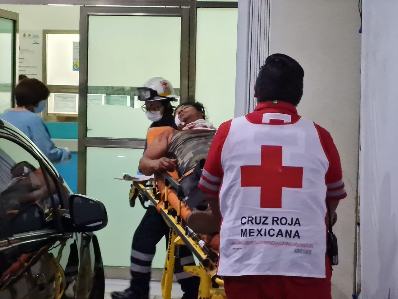 Elementos de la Cruz Roja fueron los encargados de trasladar al lesionado al Hospital General de Cancún Elementos de la Cruz Roja fueron los encargados de trasladar al lesionado al Hospital General de Cancún