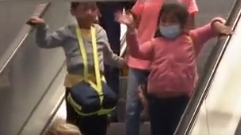 Los pequeños llegaron a salvo al aeropuerto de Chicago donde pasaron a custodia de su abuela Los pequeños llegaron a salvo al aeropuerto de Chicago donde pasaron a custodia de su abuela