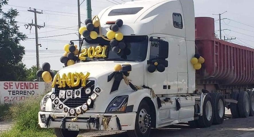 La mamá pidió prestado el tráiler de su trabajo ya que no tenía automóvil propio La mamá pidió prestado el tráiler de su trabajo ya que no tenía automóvil propio