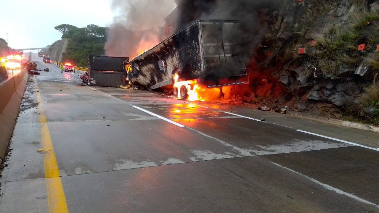 Un choque entre tráileres provocó un fuerte incendio sobre el macrolibramiento en Jalisco y dejó al menos cuatro personas muertas. Un choque entre tráileres provocó un fuerte incendio sobre el macrolibramiento en Jalisco y dejó al menos cuatro personas muertas.