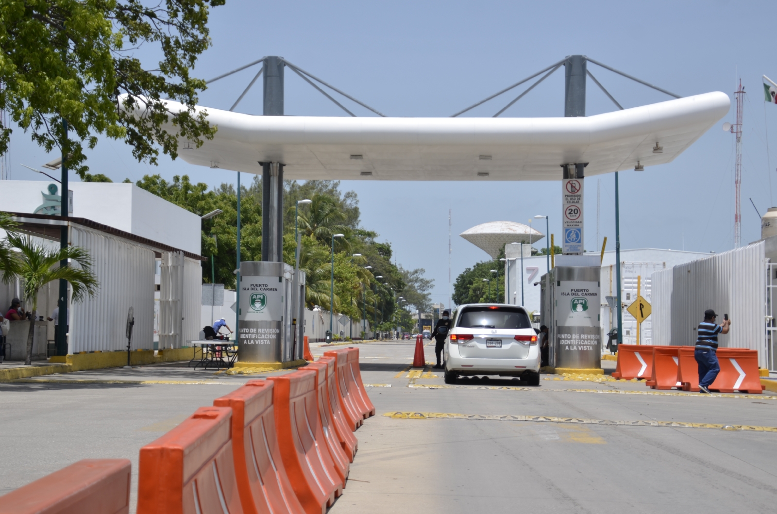 Ciudad del Carmen es como un puerto comercial porque hay más de 120 empresas que hacen sus operaciones, consideró el Administrador del Puerto Isla del Carmen Ciudad del Carmen es como un puerto comercial porque hay más de 120 empresas que hacen sus operaciones, consideró el Administrador del Puerto Isla del Carmen