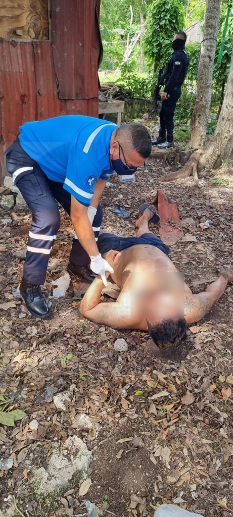 El albañil fue encontrado tirado sobre la tierra cerca de una vivienda en la colonia '2 de Octubre' en Tulum tras ser atacado a balazos El albañil fue encontrado tirado sobre la tierra cerca de una vivienda en la colonia '2 de Octubre' en Tulum tras ser atacado a balazos
