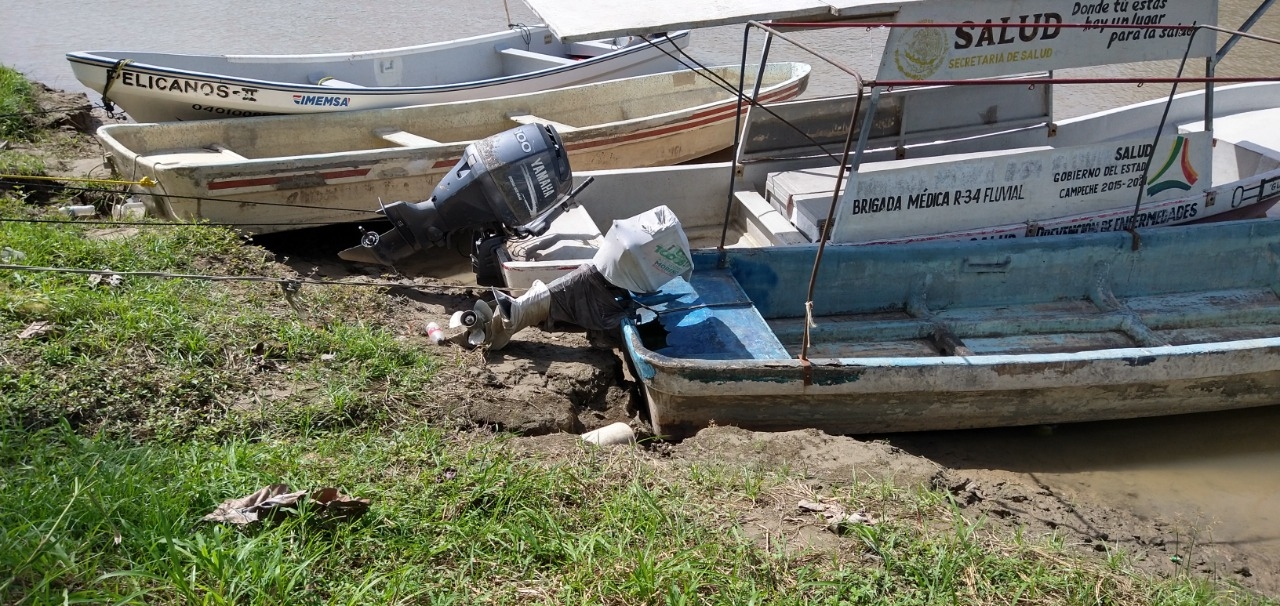 algunas de las lanchas ya se han hundido por el peso del agua de lluvia y permanecen en el fondo del río