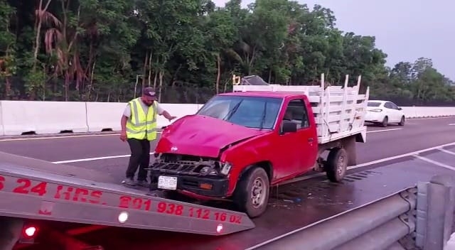 Milagrosamente, el conductor de la camioneta salió sin lesiones tras el aparatoso accidente Milagrosamente, el conductor de la camioneta salió sin lesiones tras el aparatoso accidente