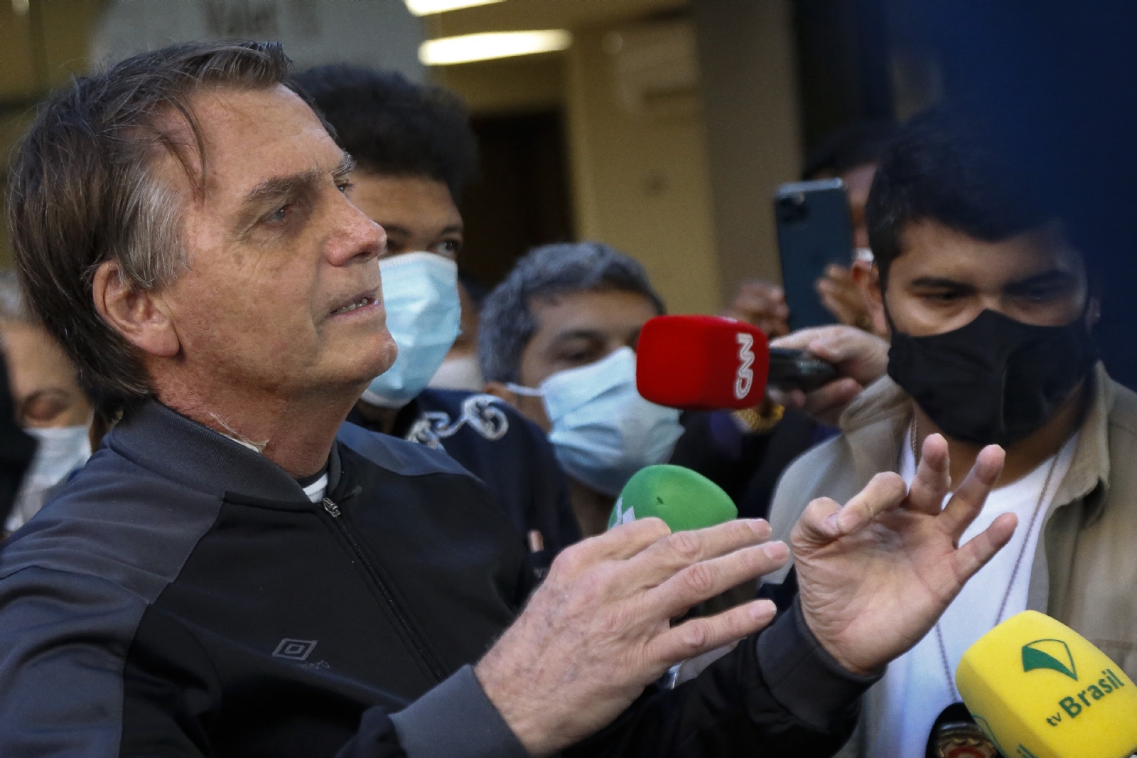 El mandatario de 66 años fue internado el miércoles para "tratar un cuadro de suboclusión intestinal"