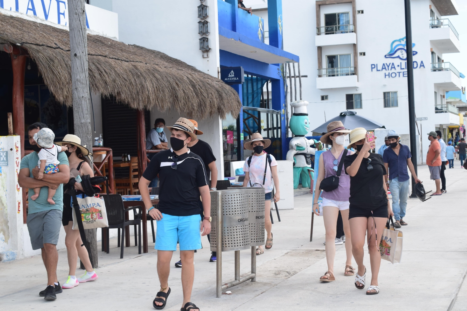 La llegada de los turistas empezó a las 11:00 horas donde caminaron por las instalaciones del malecón