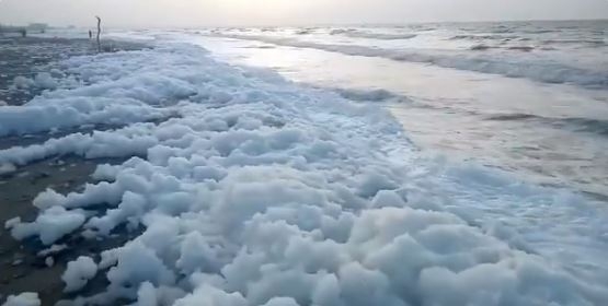 Un factor que contribuye a la aparición de espuma son los contaminantes orgánicos que los ríos vierten al mar,
