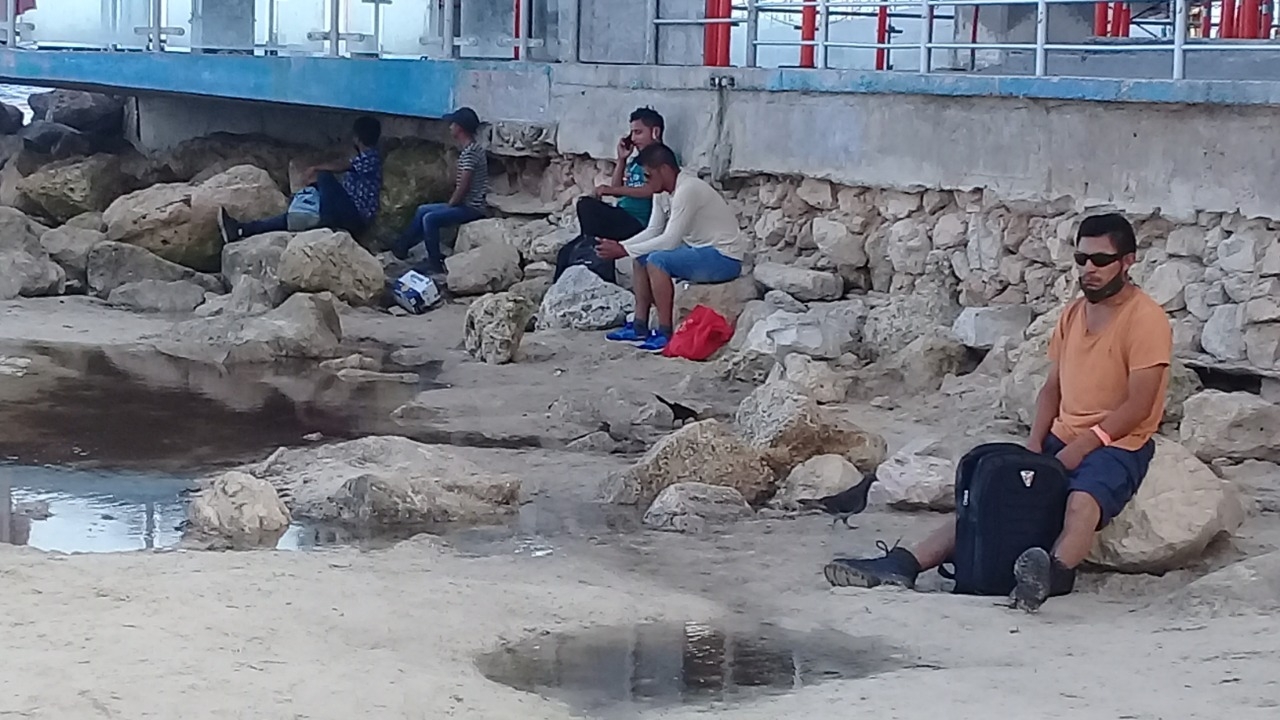 Alrededor de ocho contenedores de basura no terminan llenos al caer el sol Alrededor de ocho contenedores de basura no terminan llenos al caer el sol