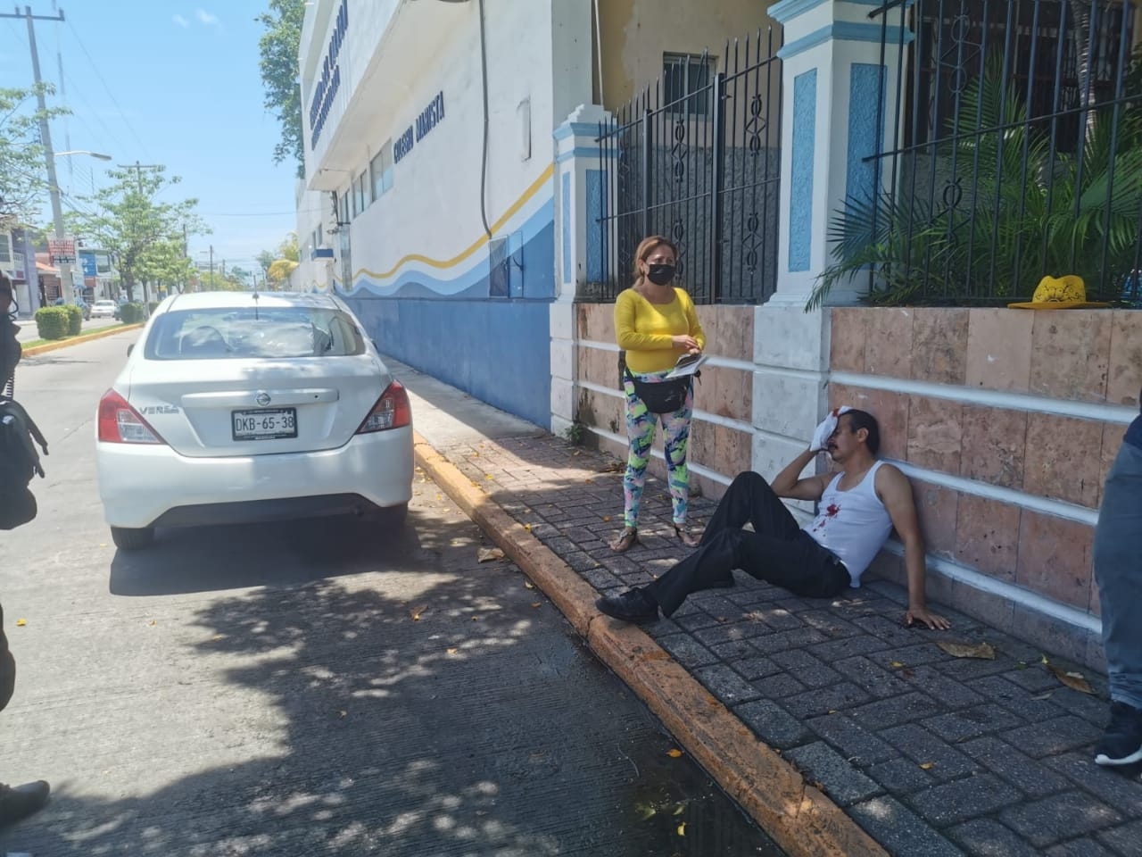 Por fortuna, vecinos lograron anotar el número económico del taxista antes de que huyera