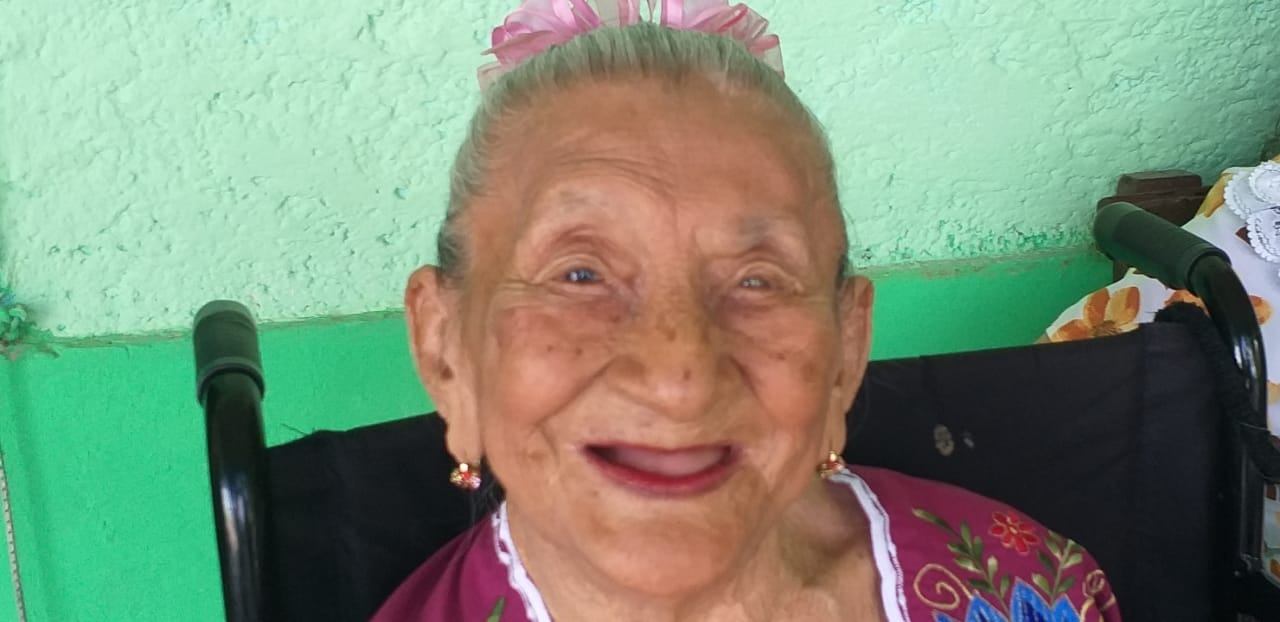 A doña María aún le gusta bailar jarana desde su silla de ruedas a pesar de las limitantes de la edad A doña María aún le gusta bailar jarana desde su silla de ruedas a pesar de las limitantes de la edad