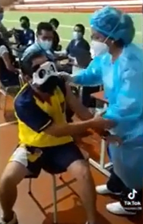 El hombre sufre de pánico a las agujas pero se enfrentó a sus miedos para inocularse contra en COVID-19