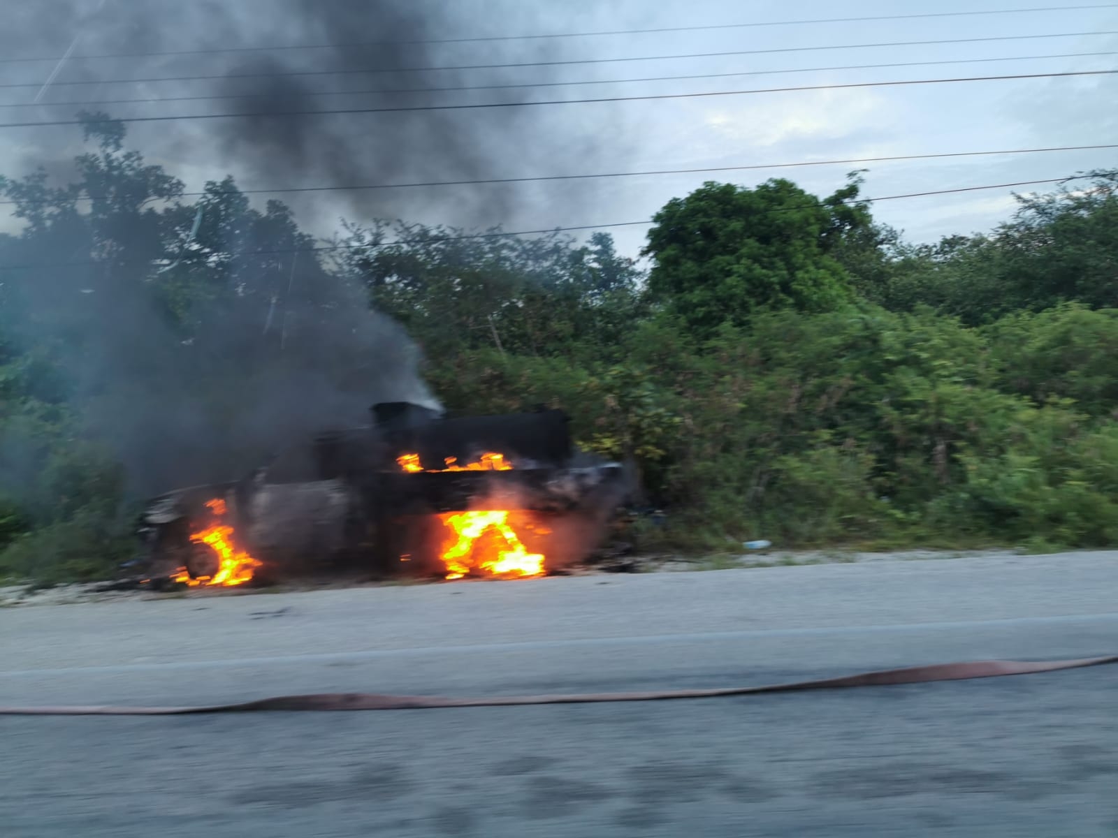 El incendio en el automóvil generó una pequeña columna de fuego en la carretera de Tulum a Puerto Aventuras El incendio en el automóvil generó una pequeña columna de fuego en la carretera de Tulum a Puerto Aventuras