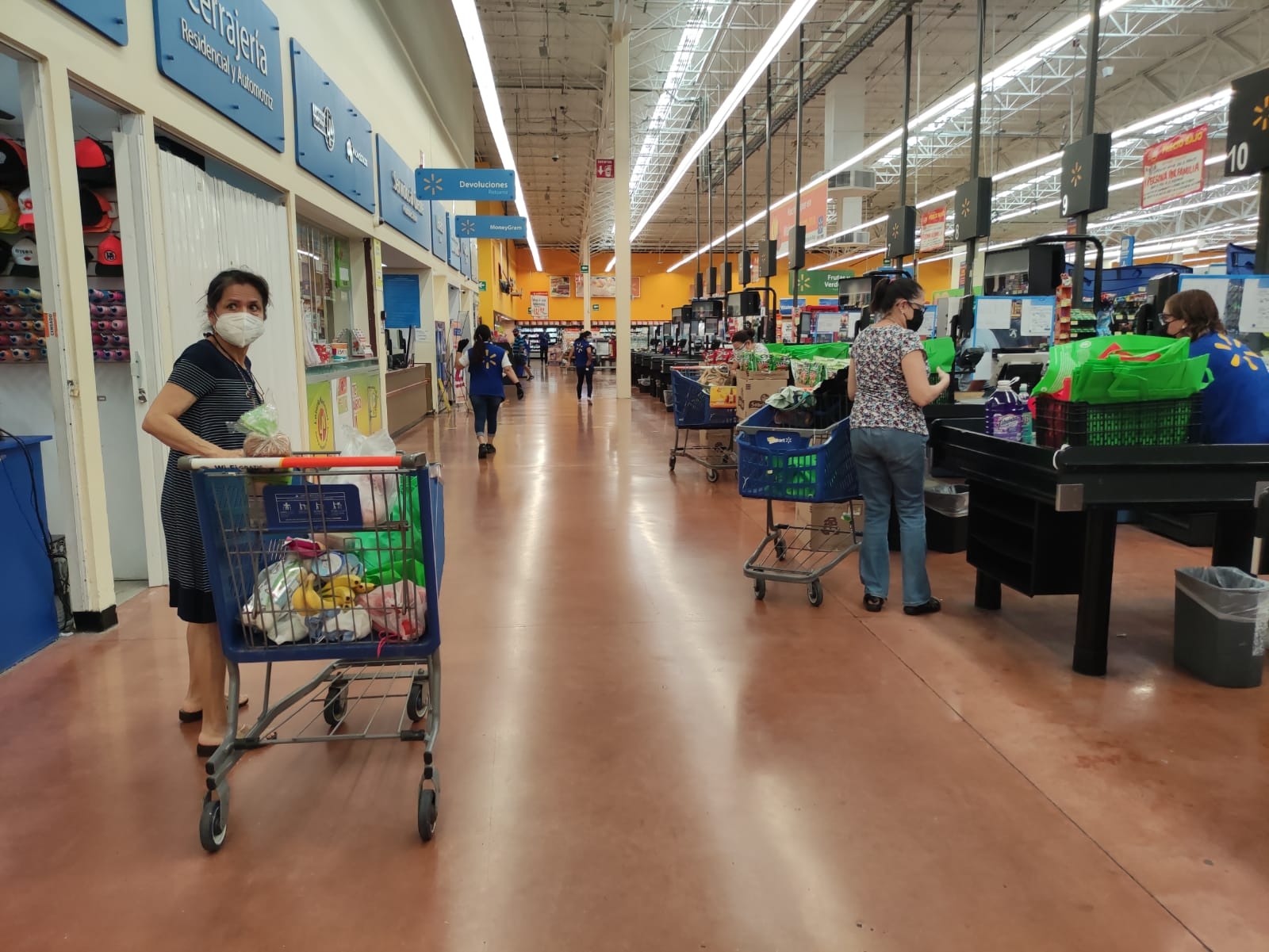 Abuelitos empacadores celebran 'pequeño paso' para volver a supermercados en Mérida