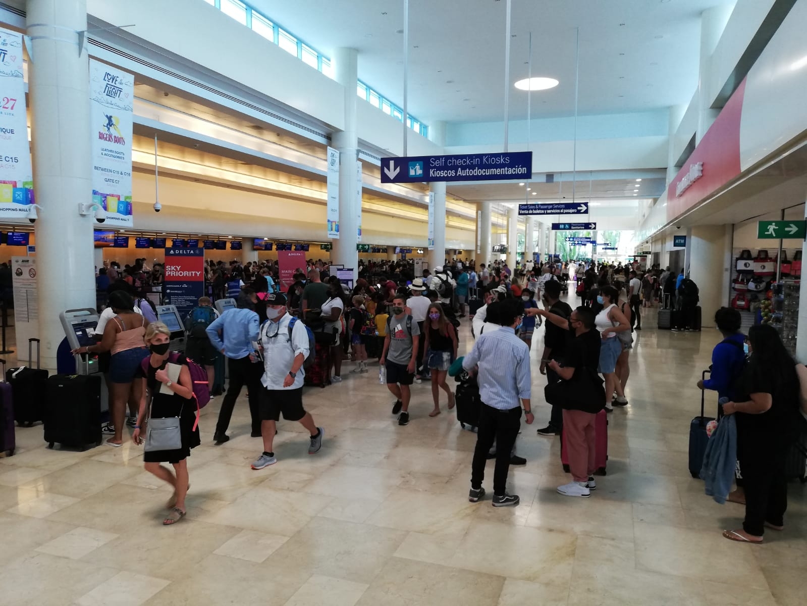 Los pasajeros hicieron largas filas en lo módulos de las aerolíneas dentro del aeropuerto de Cancún
