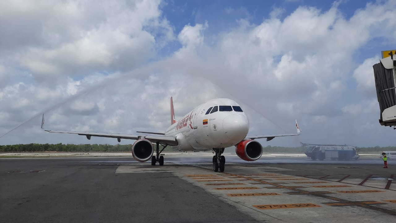 Con el tradicional 'Arco de Agua', el avión de la compañía aérea colombiana recibió su bienvenida a Cancún