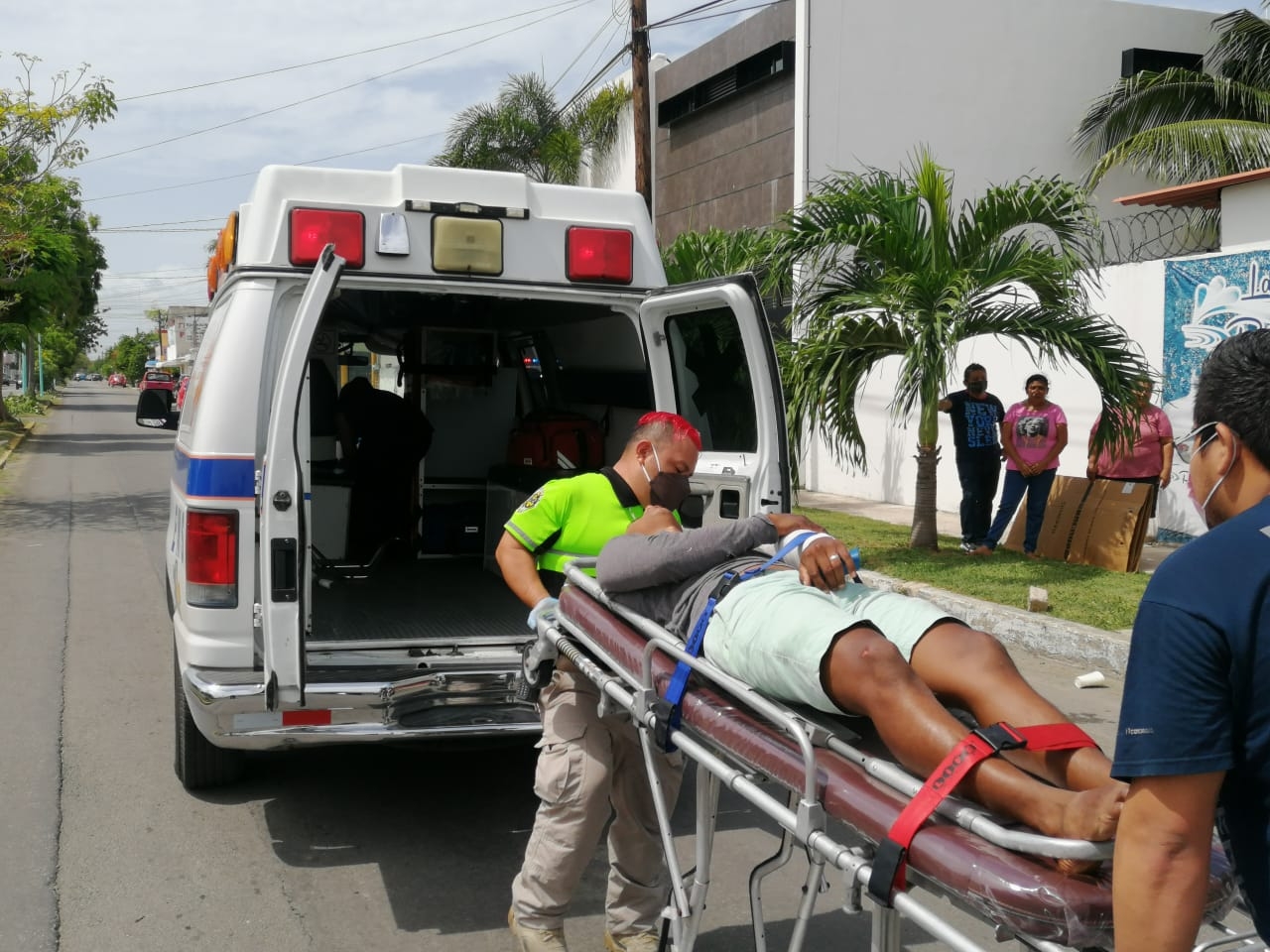 Los conductores implicados en el percance no pudieron llegar a un arreglo en el lugar del incidente, los automóviles fueron llevados al corralón y los hechos fueron turnados a FGE