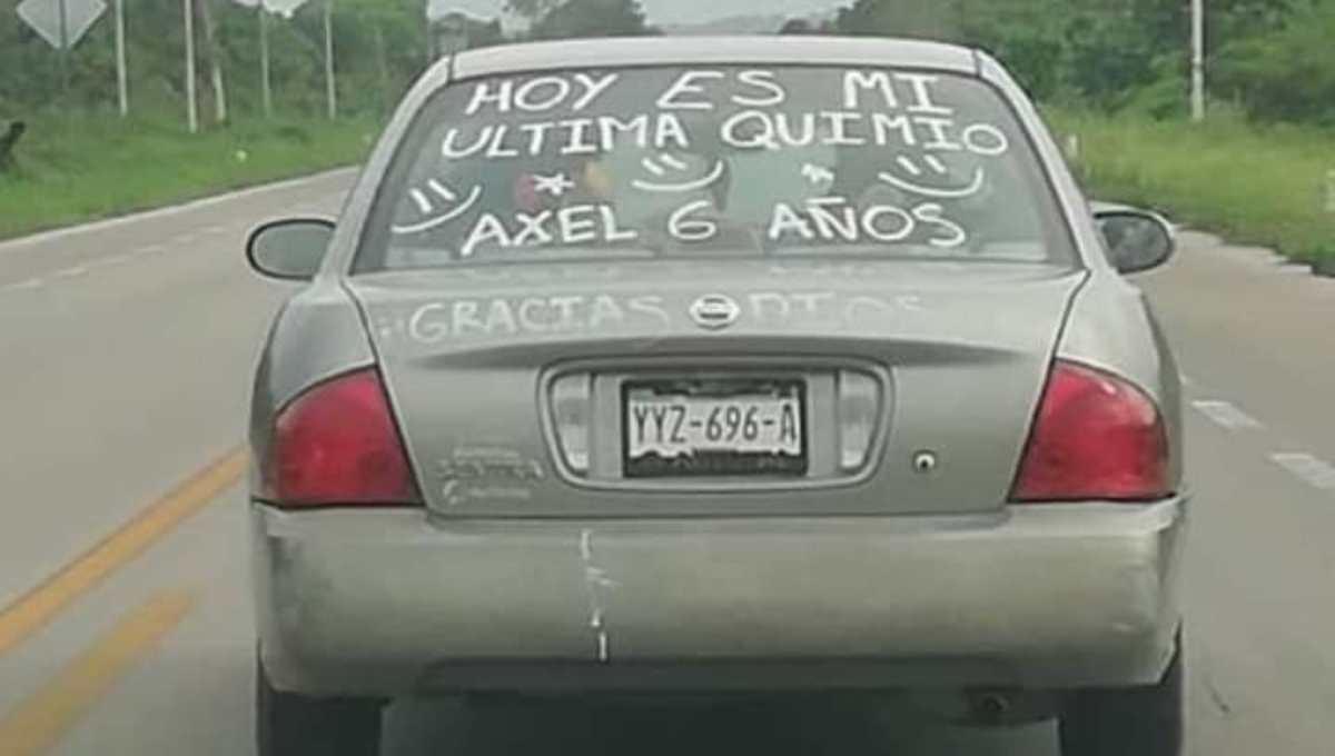 Axel es un niño de 6 años originario de Oxkutzcab que públicamente festejó con sus padres que ayer recibió su última quimioterapia. Foto: Especial Axel es un niño de 6 años originario de Oxkutzcab que públicamente festejó con sus padres que ayer recibió su última quimioterapia. Foto: Especial