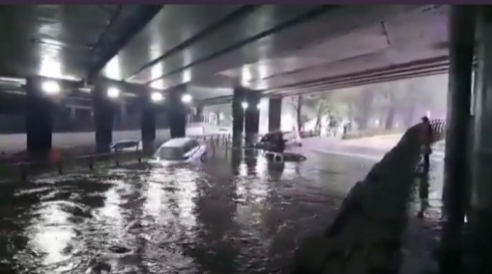 Vehículos terminan prácticamente sumergidos por intensas lluvias en en Edomex
