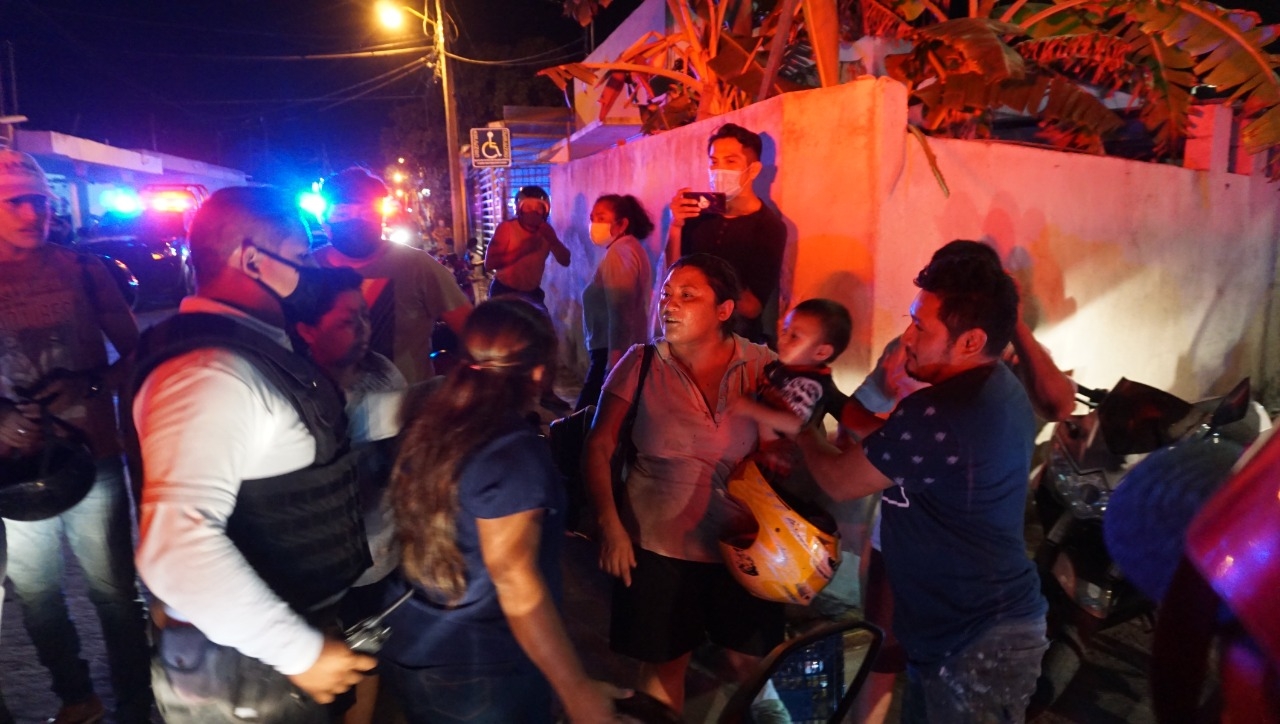 De inmediato se hizo un grupo de personas que defendían al repartidor golpeado