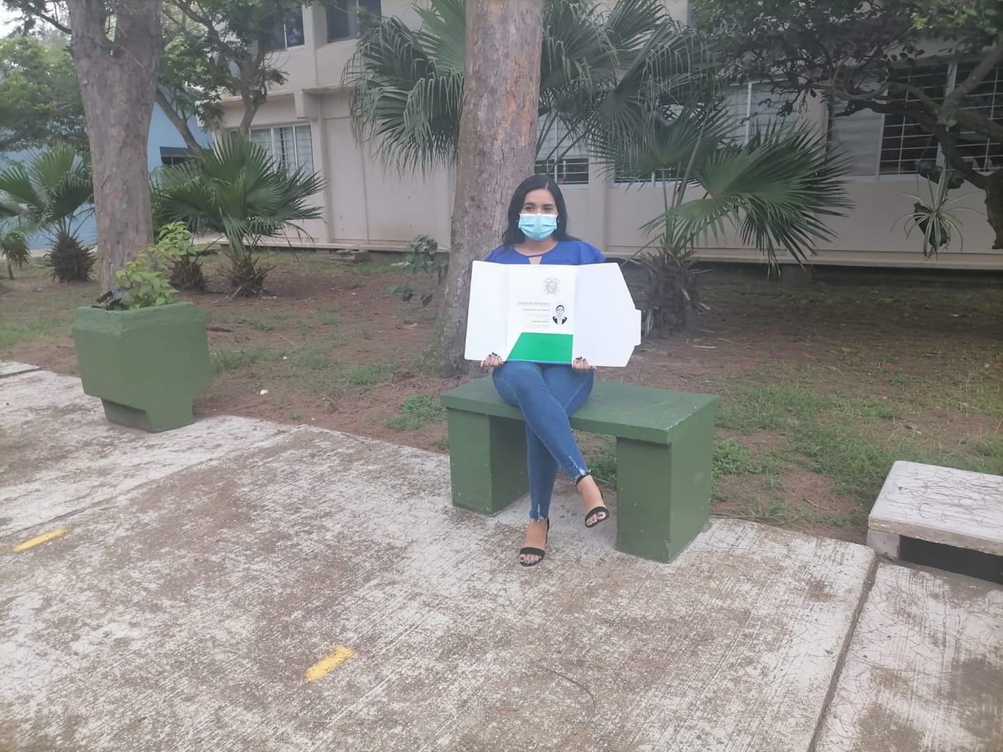 "En la banquita donde vendía dulces, con mi título", escribió la joven estudiante "En la banquita donde vendía dulces, con mi título", escribió la joven estudiante