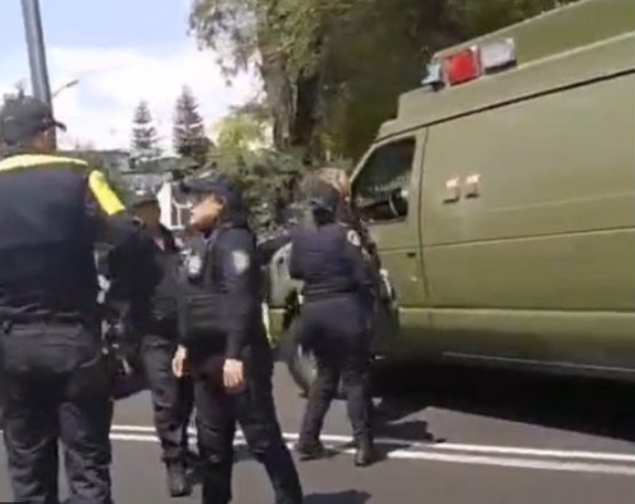 Una supuesta ambulancia militar atropelló a un motociclista y luego intentó darse a la fuga en CDMX.