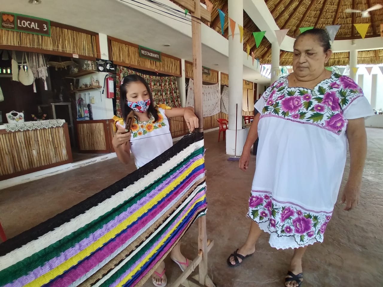 Que su nieta aprenda este arte ha sido una satisfacción para Luisa Rosado