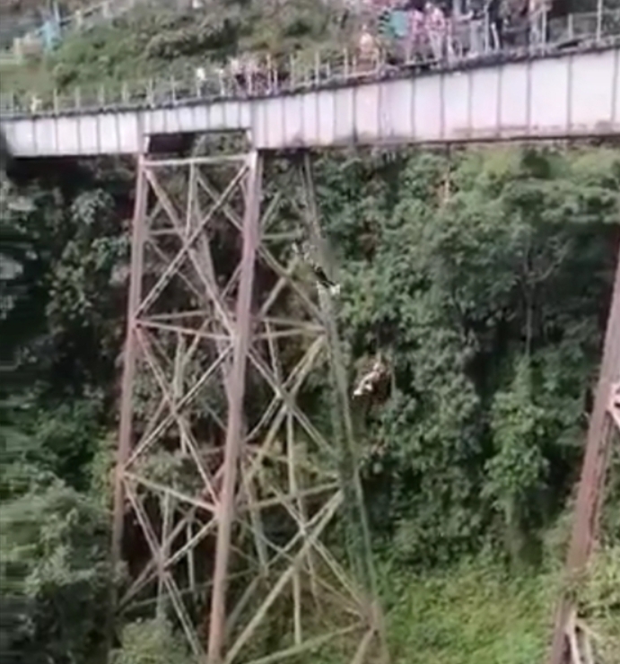 Una mujer falleció tras lanzarse del viaducto, mientras practicaba este deporte extremo.