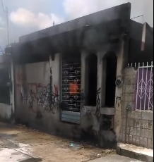 Se desconoce el origen del fuego debido a que vecinos aseguran que nadie habita esa casa Se desconoce el origen del fuego debido a que vecinos aseguran que nadie habita esa casa