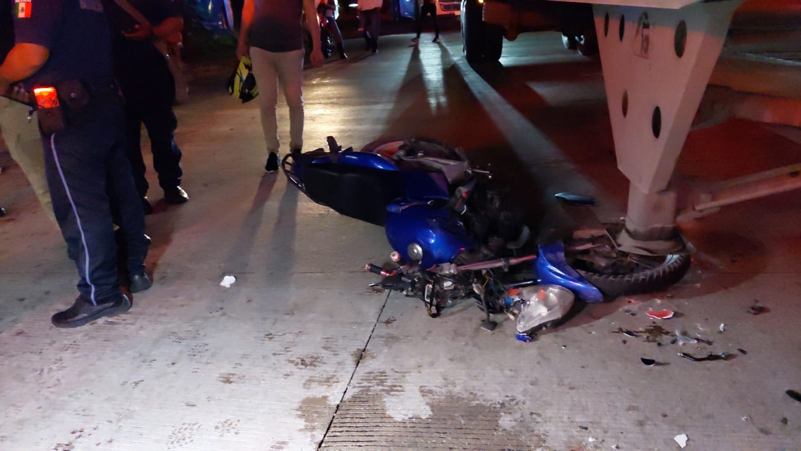 Entre sus múltiples lesiones, el joven recibió una herida en la cabeza que lo dejó tirado en la carretera