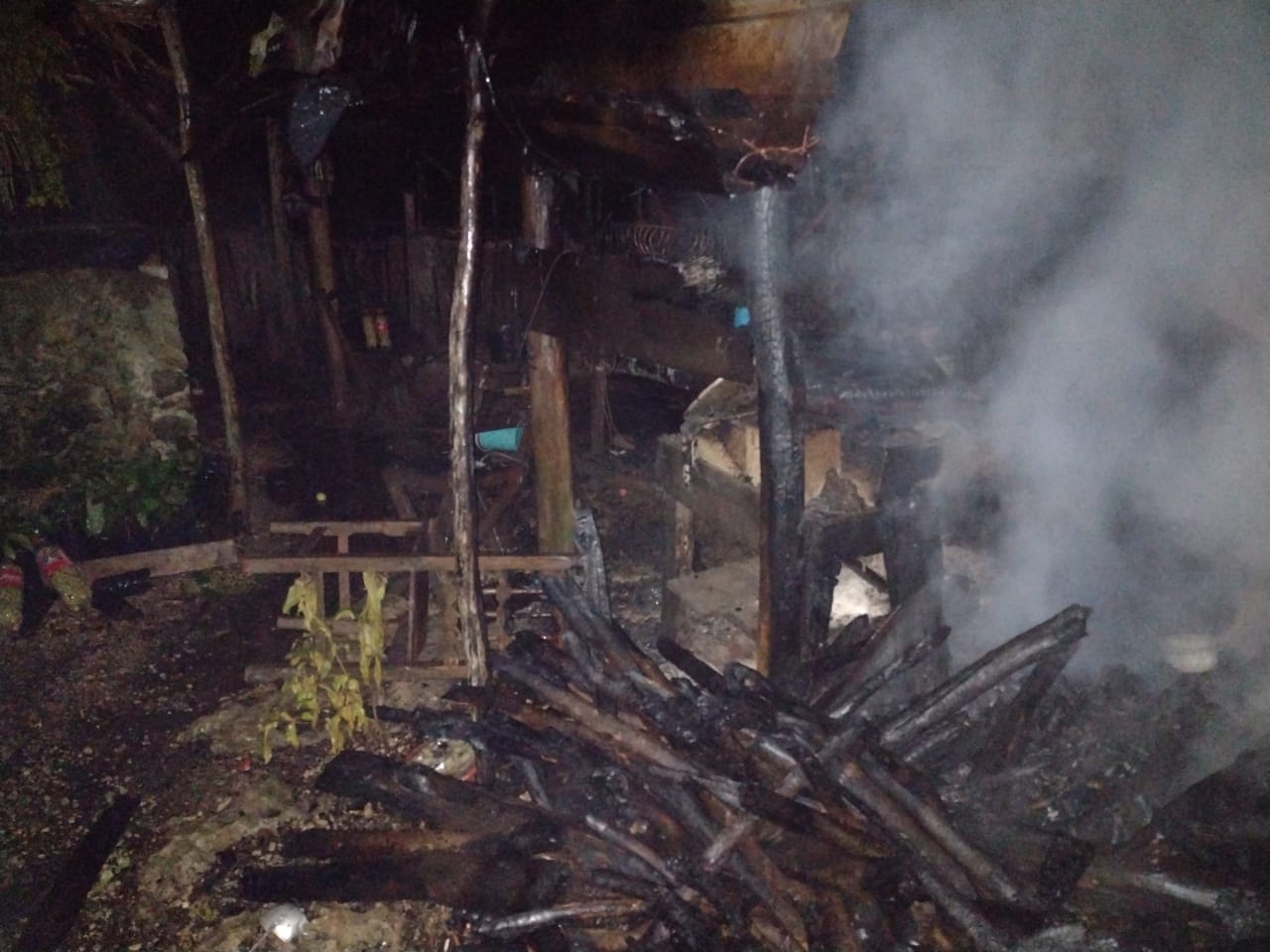 Bomberos apagaron las llamas para evitar que el fuego alcanzara a más viviendas cercanas al lugar del incendio en la comunidad UH May Bomberos apagaron las llamas para evitar que el fuego alcanzara a más viviendas cercanas al lugar del incendio en la comunidad UH May