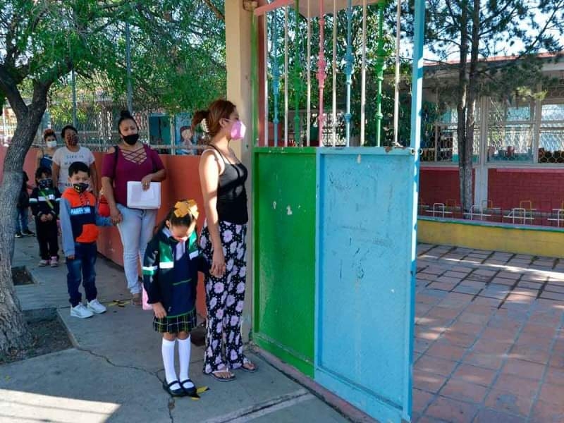 Los padres piden que los menores deben continuar con clases virtuales para estar seguros en sus hogares.