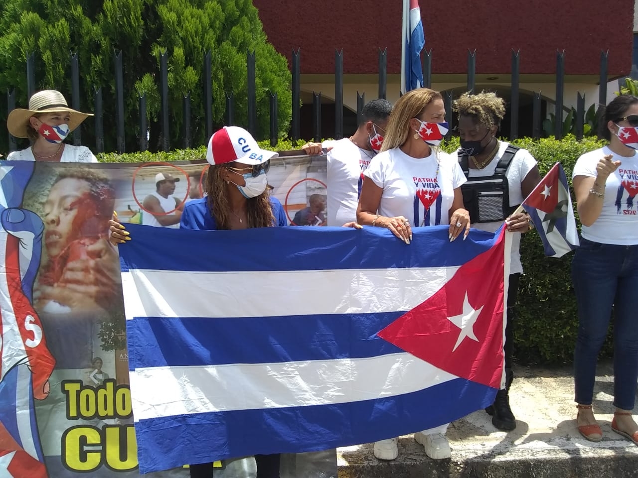 Niurka llegó después del medio día al consulado de Cuba en Mérida para unirse a la manifestación Niurka llegó después del medio día al consulado de Cuba en Mérida para unirse a la manifestación