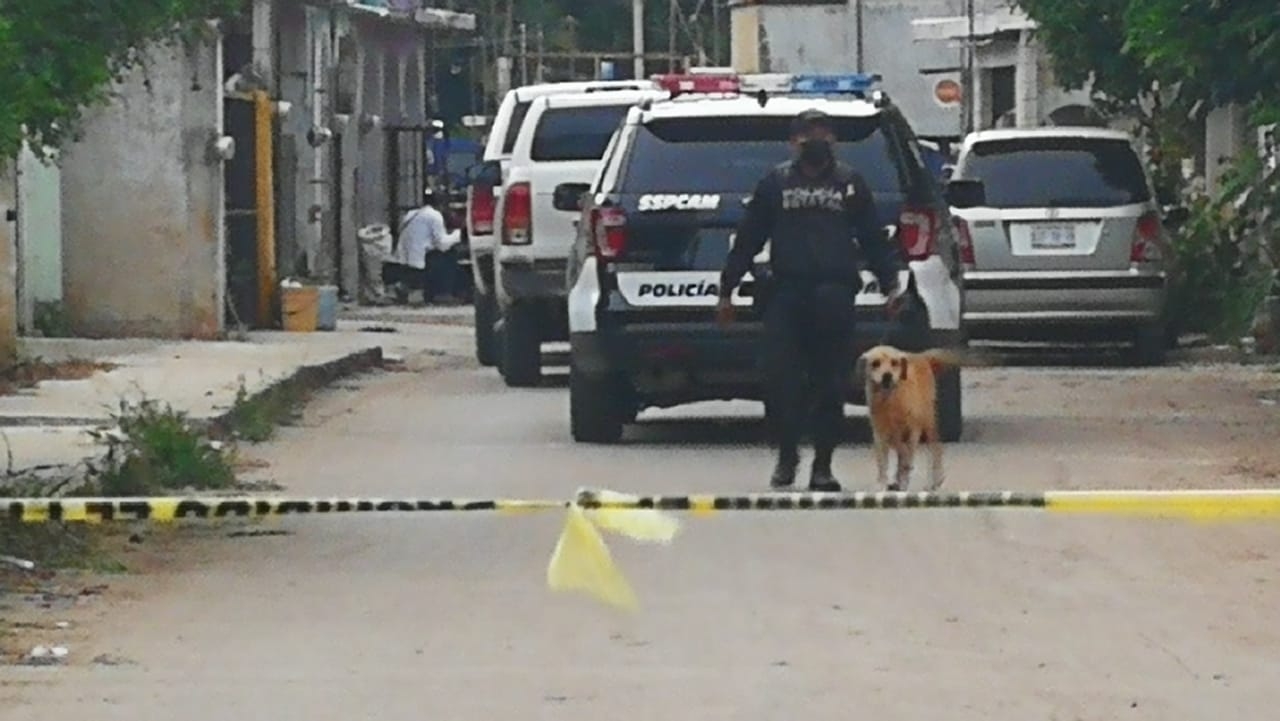 Elementos de policía cercaron el área para impedir el paso de civiles durante el cateo que duró cerca de dos horas