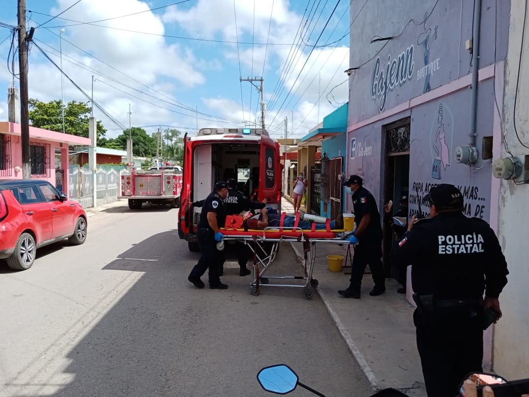El hombre sufrió varios golpes y una fractura en el brazo por lo que fue trasladado a un hospital El hombre sufrió varios golpes y una fractura en el brazo por lo que fue trasladado a un hospital