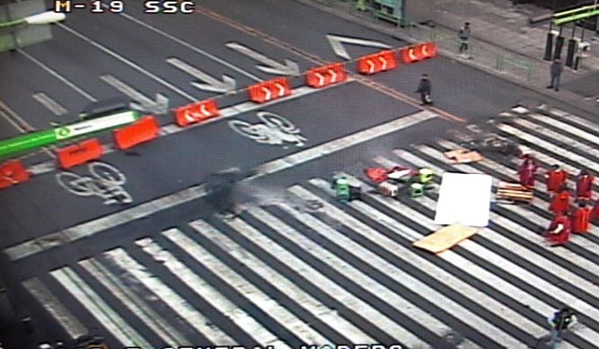 La SSC implementó un operativo para llamar a realizar cortes a la circulación desde la calle de República de Uruguay y Venustiano Carranza La SSC implementó un operativo para llamar a realizar cortes a la circulación desde la calle de República de Uruguay y Venustiano Carranza