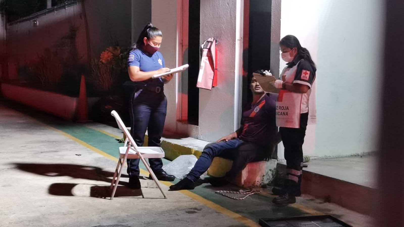 El joven vigilante fue atendido por paramédicos de la Cruz Roja