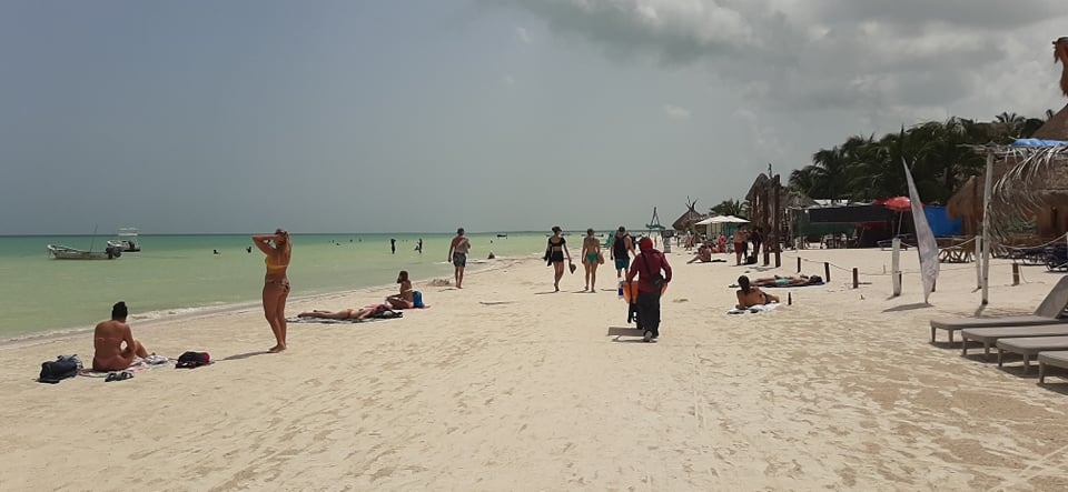Autoridades limpiarán la basura que dejan los turistas en las playas de Holbox