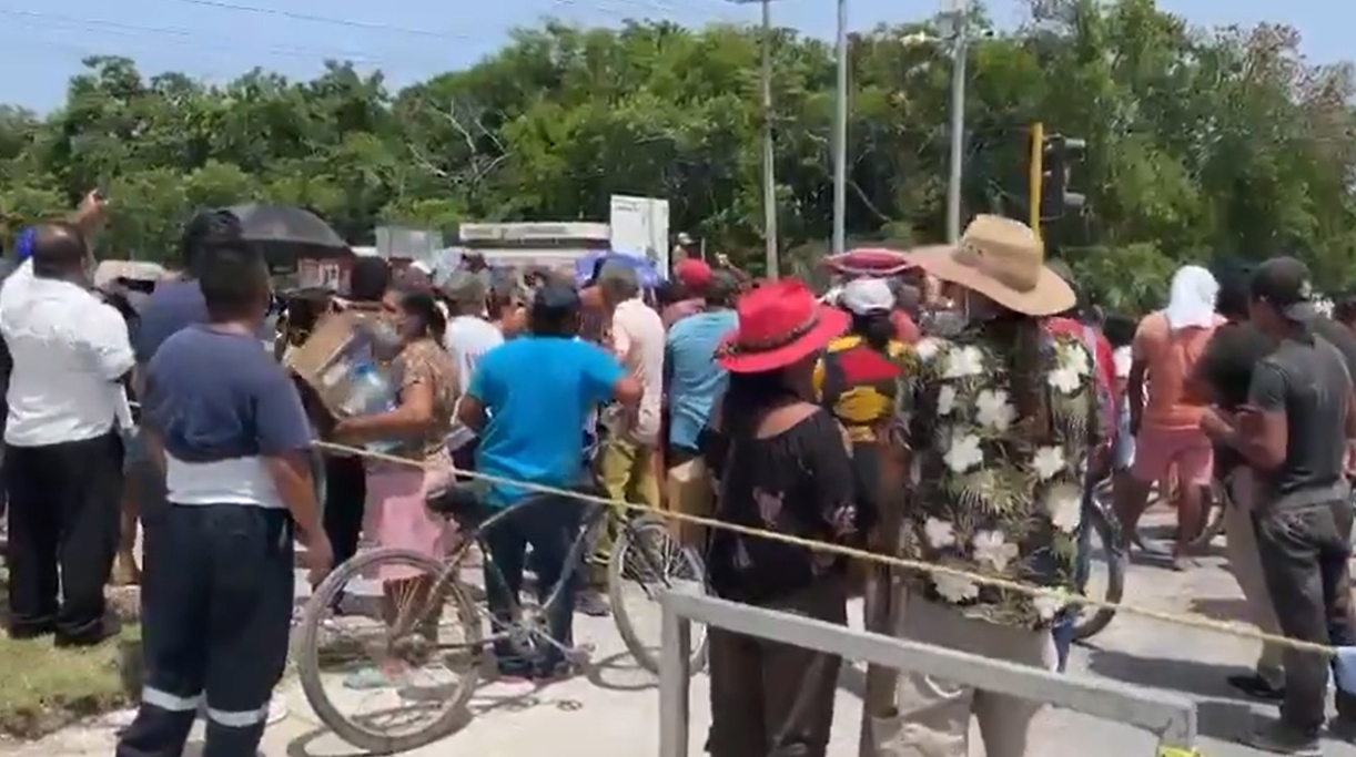 Alrededor de 50 personas bloquearon la carretera de Tulum hacia Playa del Carmen luego de ser desalojados de sus viviendas Alrededor de 50 personas bloquearon la carretera de Tulum hacia Playa del Carmen luego de ser desalojados de sus viviendas