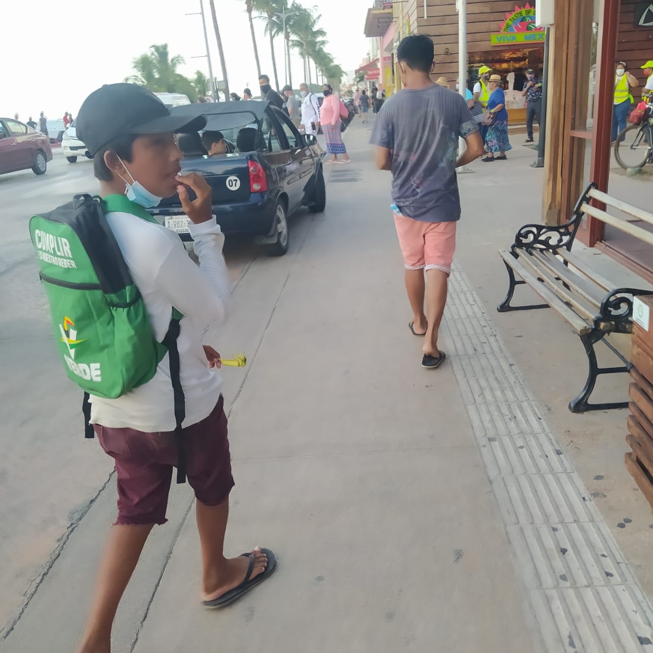 Niños 'acosan' a turistas pidiendo comida y dinero en Cozumel