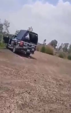 Los agentes no se dieron cuenta de que estaban siendo filmados hasta que fue muy tarde Los agentes no se dieron cuenta de que estaban siendo filmados hasta que fue muy tarde