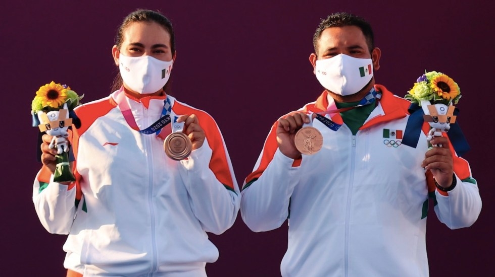 México gana primera medalla en Tokio; bronce en tiro con arco por equipos