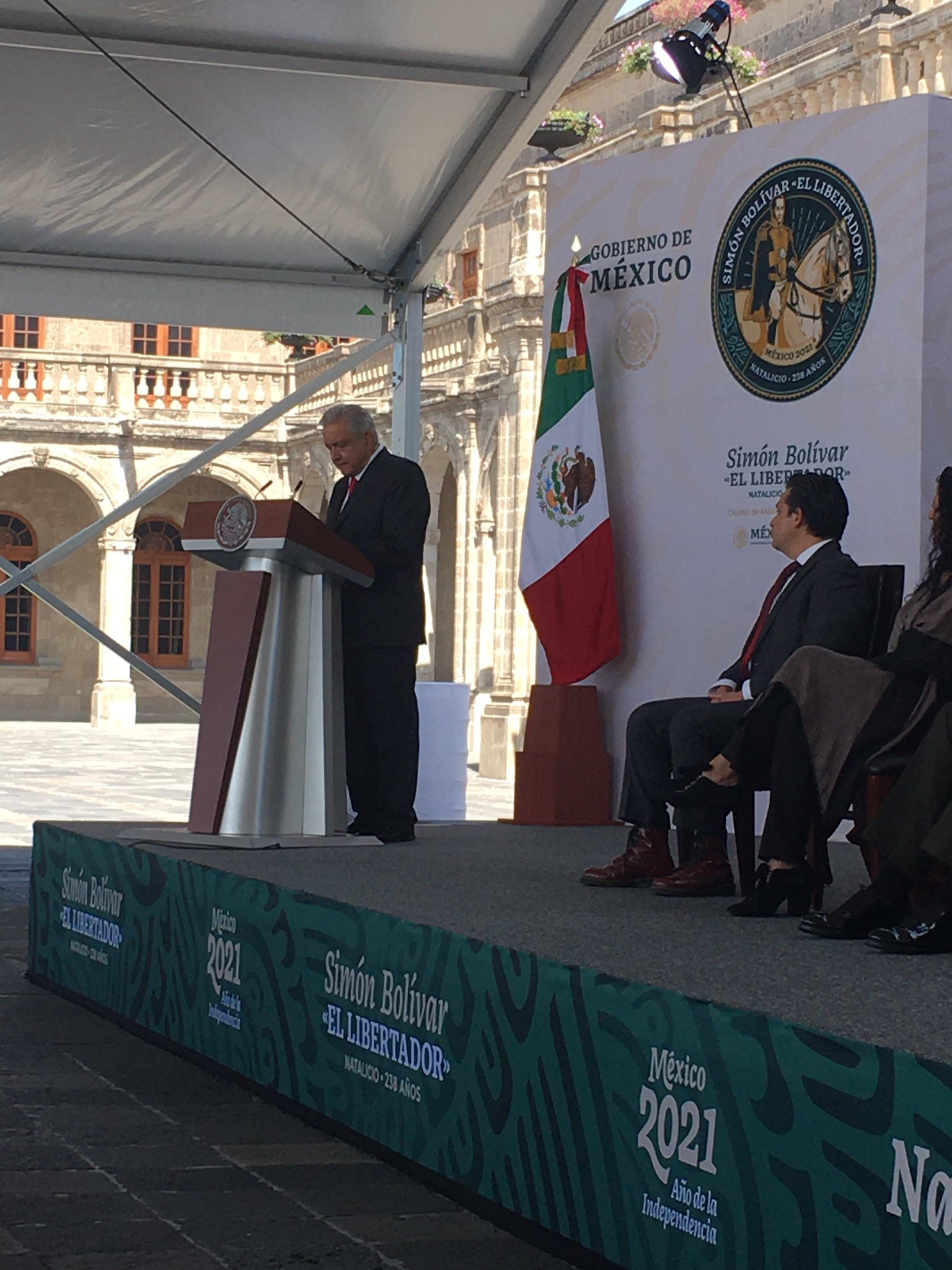 AMLO conmemora el 238 aniversario del natalicio de Simón Bolívar
