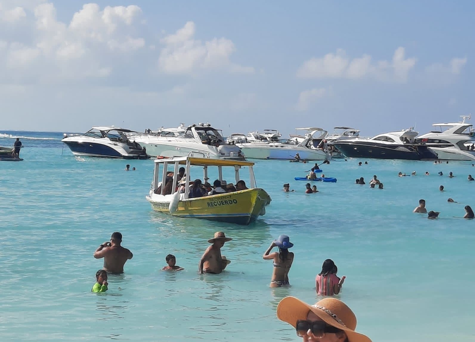 Lanchas pasan por en medio de la zona, arriesgando a que alguna hélice de la propela hiera a los bañistas de Isla Mujeres